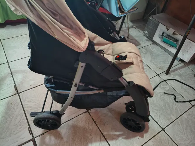 Carrinho e chiqueirinho de bebê