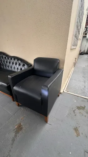 Sofá e poltrona de couro preto
