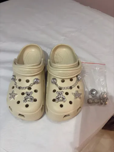 Vendo duas crocs  de primeira linha tamanho 35