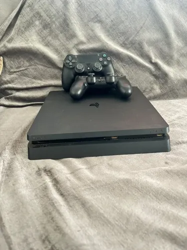 VENDO PS4 COMPLETO COM 2 CONTROLE E 1 JOGO DO GTA.