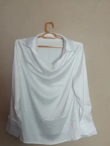 Camisa de seda legítima. Gola Saruel. Branca. Em perfeito estado de conservação. Tamanho M