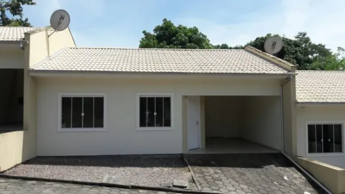 Casa com garagem coberta em Condomínio Fechado - Gravatal SC.