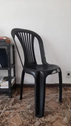 CADEIRA PLÁSTICA CONFORTÁVEL