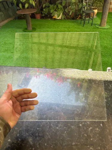 Aproximadamente 1000 vidros modulados 4mm para estante e balcão.