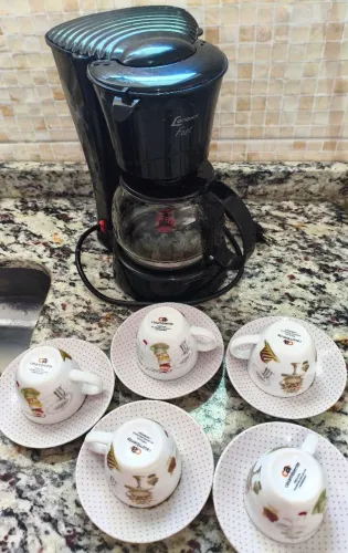 Cafeteira com jogo de xícaras