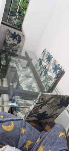 MESA DE JANTAR COM 6 CADEIRAS R$800,00