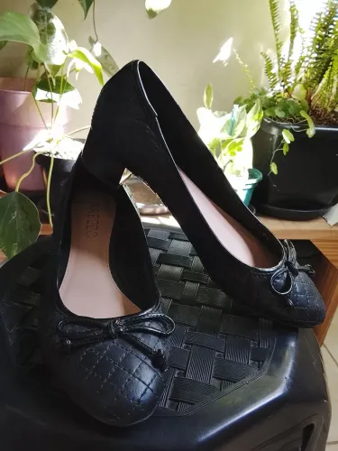 Scarpin Arezzo matelassê preto 36 com detalhes desgastados no material sintético
