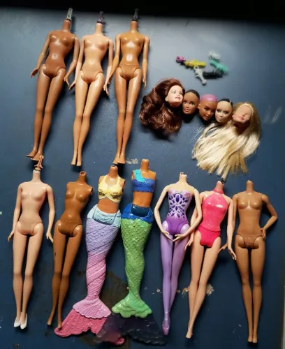Lote de Sucatas de Bonecas Barbie