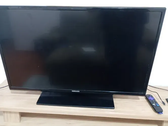 TV Samsung 40 polegadas nao é SMART mas tem Fire Stick da ROKU (NETFLIX,DISNEY,PRIME, ETC)