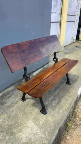 Lindo banco estilo de praça