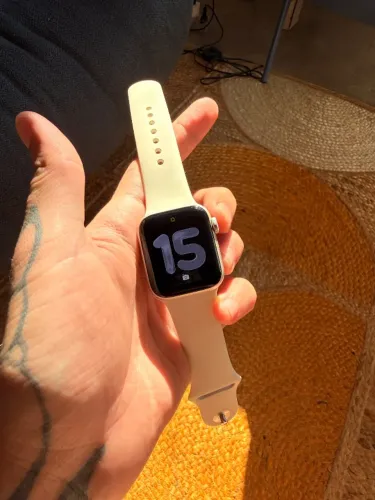 Apple Watch SE 3 GPS 40mm Starlight - Bateria 100%