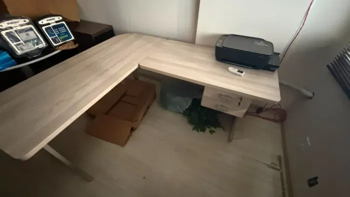 Mesa em L para escritório, com gavetas
