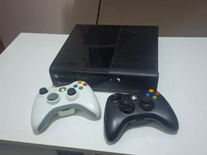 Xbox 360 Super Slim 250Gb + Kinect + 2 Controles + HD 8Gb c 125Jogos