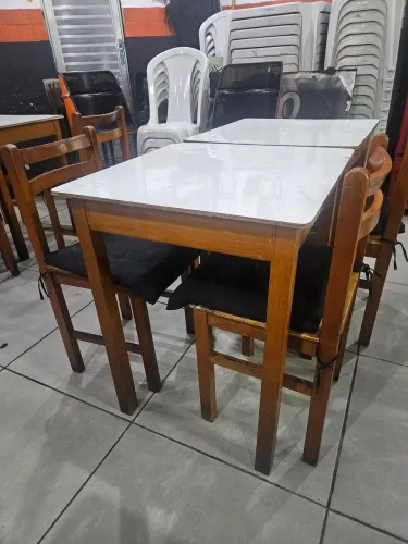 Mesa de madeira com 2 cadeiras