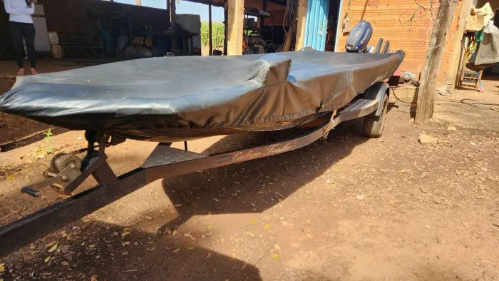 Conjunto barco, motor e carreta