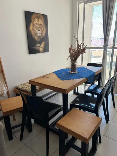 Mesa com 4 cadeiras e três bancos. (Duas almofadas de brinde)