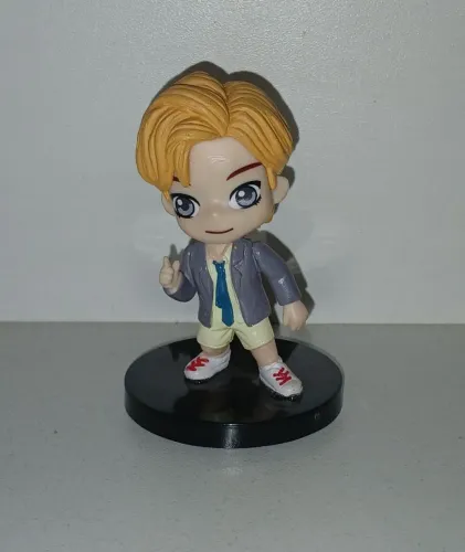 BONECO MINIATURA BTS V COLADO NA BASE