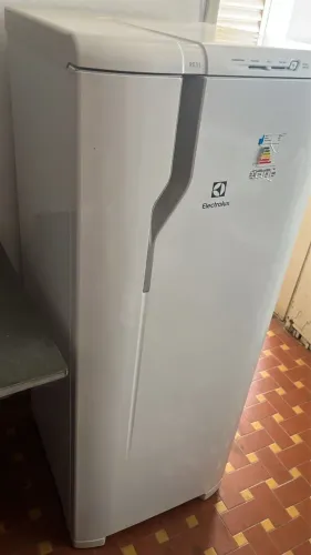 Geladeira com muito pouco tempo de uso: só 1.500,00 reais.