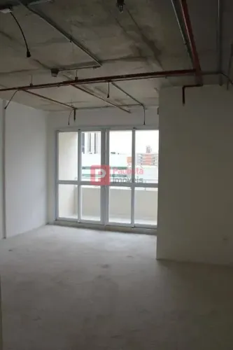 Sala comercial de 43,78m para venda e locação, no contra piso, 1 vaga na garagem, Chácara