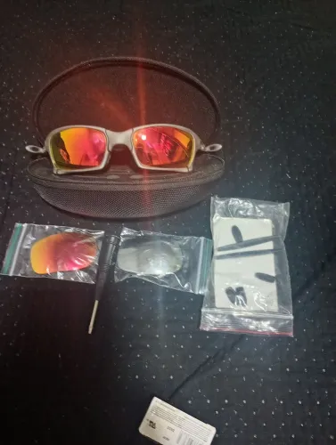 Vendo óculos da Oakley 3 mil com todos os assessórios aceito proposta só os interessados