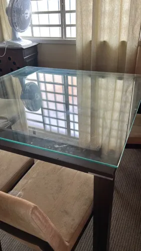 Mesa de jantar quadrada 1,40X1,40 pés de madeira e tampo de vidro com 6 cadeiras estofadas