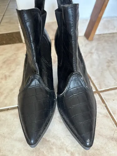 bota feminina em couro chelsea milano preta cano curto salto grosso verniz num 36