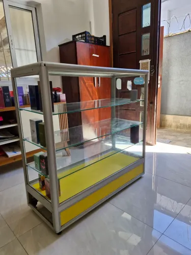 Vitrine expositora de vidro e alumínio