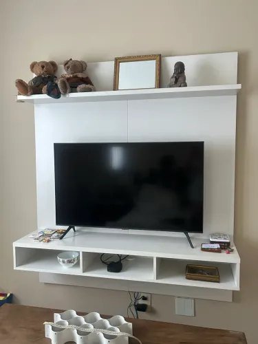 RACK SUSPENSO PARA TV (TV e enfeites apenas ilustrativos, não estão à venda)