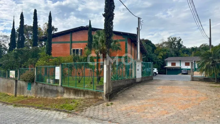 Área Comercial com 4.211 m² de Terreno e Dois Galpões no Salto Weissbach