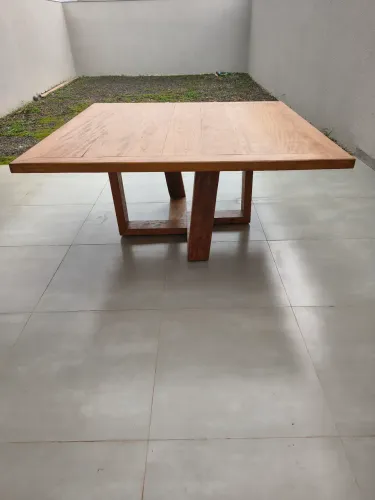 VENDE SE MESA DE MADEIRA MACIÇA 1,60 X 1,60 DE OITO LUGARES