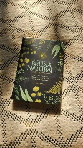 Livro Bruxa Natural ? Guia completo de ervas, flotes, óleos essenciais e outras magias