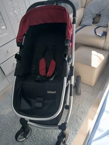 Carrinho de bebê completo ( bebe conforto e colchao)
