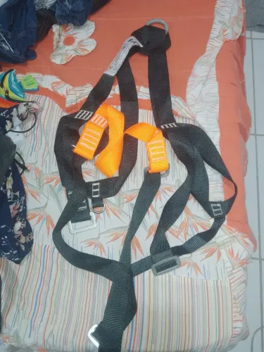 Sinto e talabarte e uma porta pra vende
