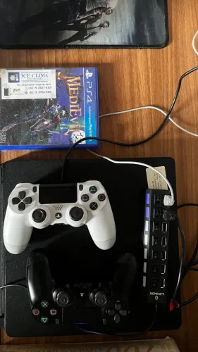 PlayStation 4 slim preto + 2 controles Originais