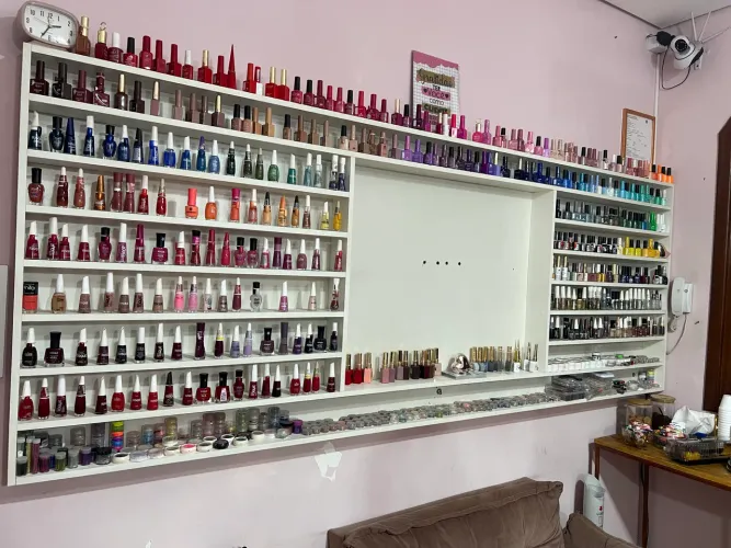 Esmalteiro gigante com suporte para televisão tb