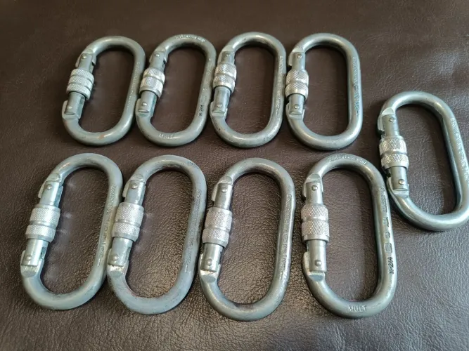 Mosquetão em aço com fecho automático e trava de rosca