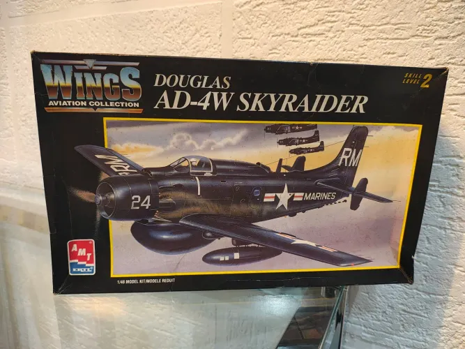 AVIÃO DOUGLAS AD 4w SKYRIDER 1/48 - NA CAIXA - PEÇAS LACRADAS.