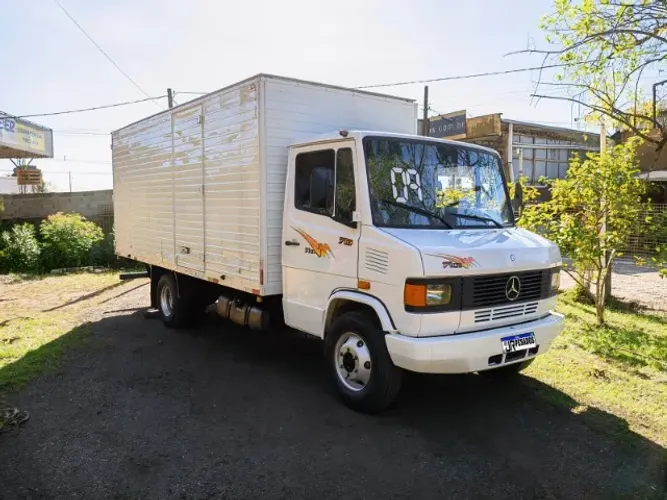 mercedes benz mb 710 plus ano 2009 com bau 5.31m