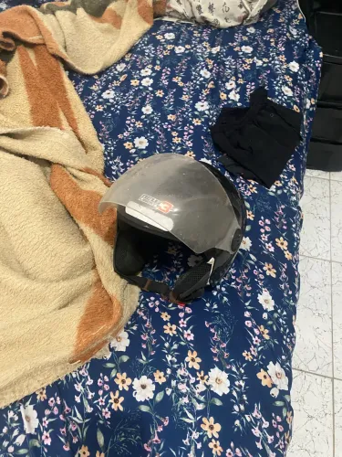 Capa de chuva e capacete