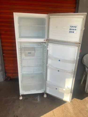 Geladeira dako duplex usada, 330 litros gelo seco, gelando ótimo, tem detalhes. ENTREGO