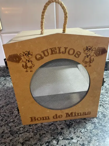 Casinha de madeira para curar queijo