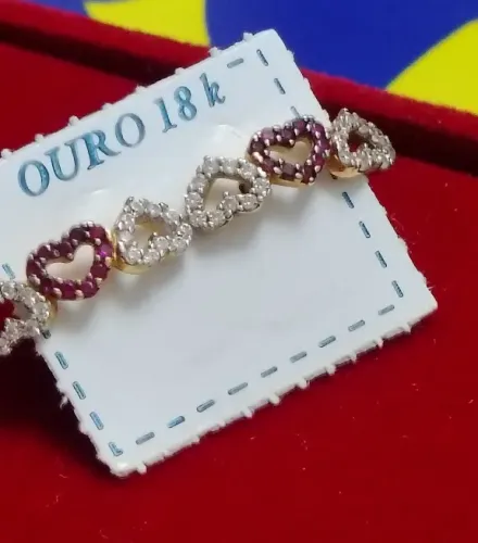 Brinco Pedras Rubi e Diamantes Ouro 18 Kilates Peso 1.60 Gramas Tamanho 15 mm x 4 mm