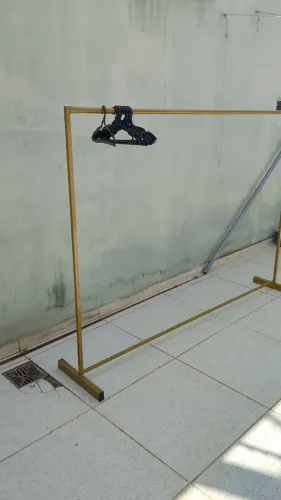 Arara de roupa para loja