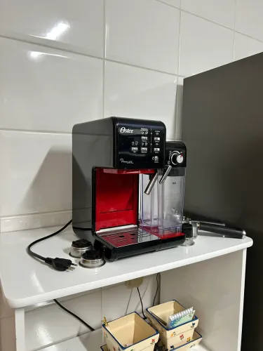Cafeteira Oster PrimaLatte automática cápsula + pó + vaporizador