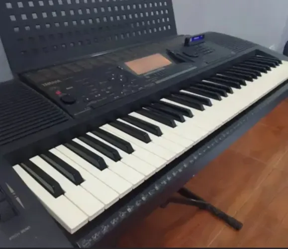 Teclado Yamaha PSR-520 com suporte regulável profissional