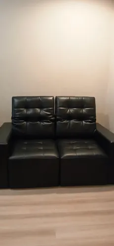Sofá seminovo de COURO LEGÍTIMO 