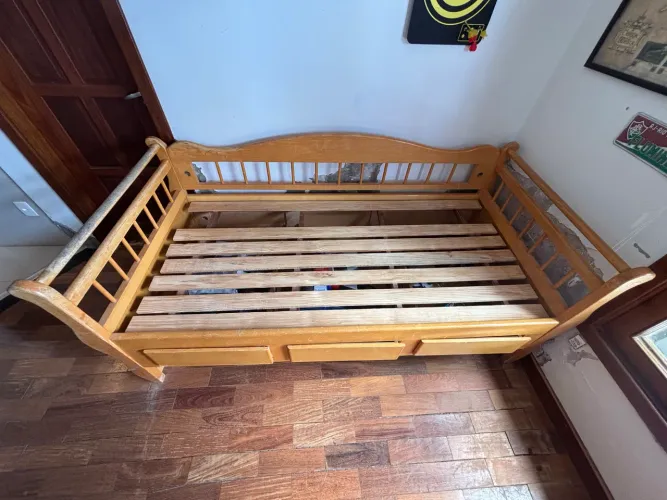 cama de solteiro em madeira maciça