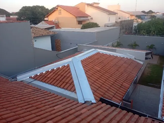 Serviço de calhas e manutenção e limpeza em telhados para retirar vazamentos
