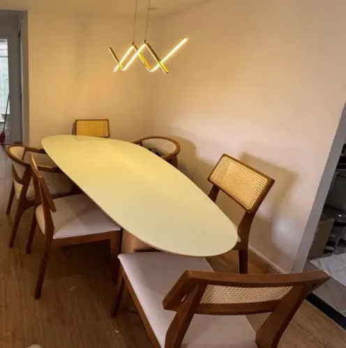 Mesa de jantar orgânica + 4 cadeiras com tela de rattan