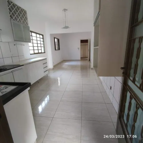 Casa residencial à venda em Uberlândia/MG (Parque Granada) com 3 quartos e churrasqueira